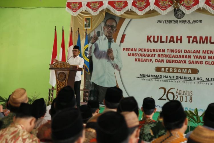 Menaker Hanif Dhakiri saat menyampaikan kuliah tamu bertema Peran Perguruan Tinggi dalam Menciptakan Masyakarat Berkeadaban yang Mandiri, Kreatif dan Berdaya Saing Global di aula kampus Universitas Nurul Jadid (Unja), Kabupaten Probolinggo, Jawa Timur, Minggu (26/8/2018)