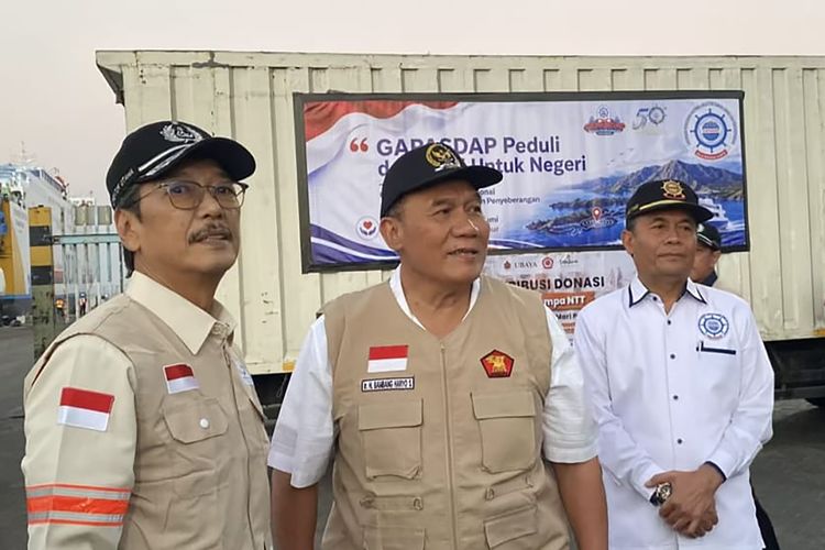 Dirut PT DLU Erwin H Poedjono, Penasehat Utama DLU Bambang Haryo dan Ketum Gapasdap Khoiri Soetomo saat pelepasan bantuan untuk penyintas gempa NTT.