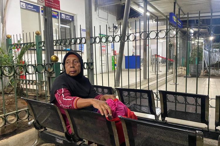 Suasana ruang tunggu Stasiun Rangkasbitung saat sejumlah penumpang menilih menginap di sana menunggu keberangkatan kereta pertama keesokan harinya, Selasa (4/11/2025).