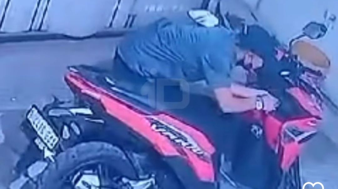 Maling Mengendap-endap Curi Motor di Toko Laundry Depok, Aksinya Terekam CCTV