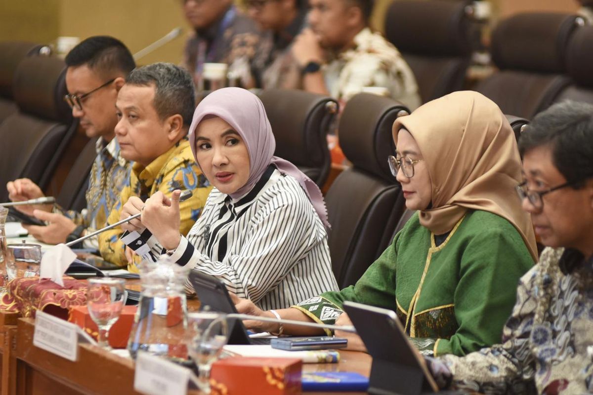 Direktur Utama Pertamina Nicke Widyawati bersama Jajaran Direksi Holding & Subholding Pertamina saat kegiatan Rapat Dengar Pendapat Komisi VII yang diselenggarakan di Gedung Nusantara 1, DPR, Jakarta pada Selasa (28/5/2024).
