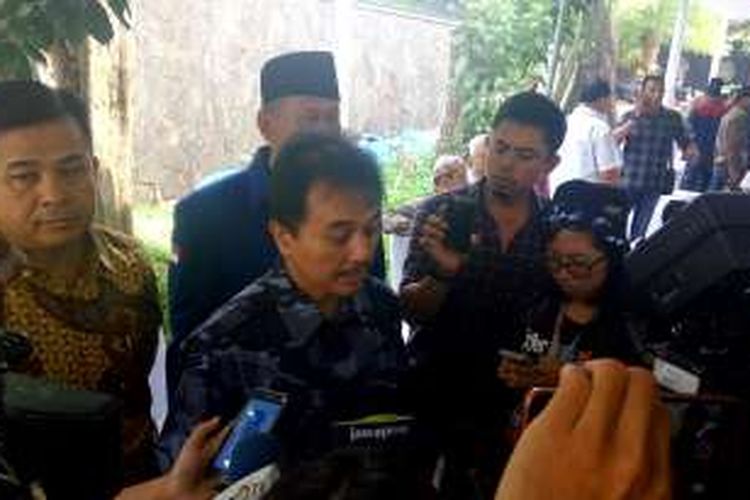 Wakil Ketua Umum Partai Demokrat Roy Suryo saat melayat ke rumah duka almarhum Sutan Bhatoegana, di Perumahan Vila Duta, Jalan Sipatahunan, Bogor, Jawa Barat, Sabtu (19/11/2016).
