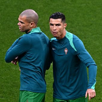 Cristiano Ronaldo dan Pepe kala melakukan pemanasan jelang laga Grup F Euro 2024 antara Portugal vs Ceko di Stadion Leipzig, 18 Juni 2024. (Photo by GABRIEL BOUYS / AFP)