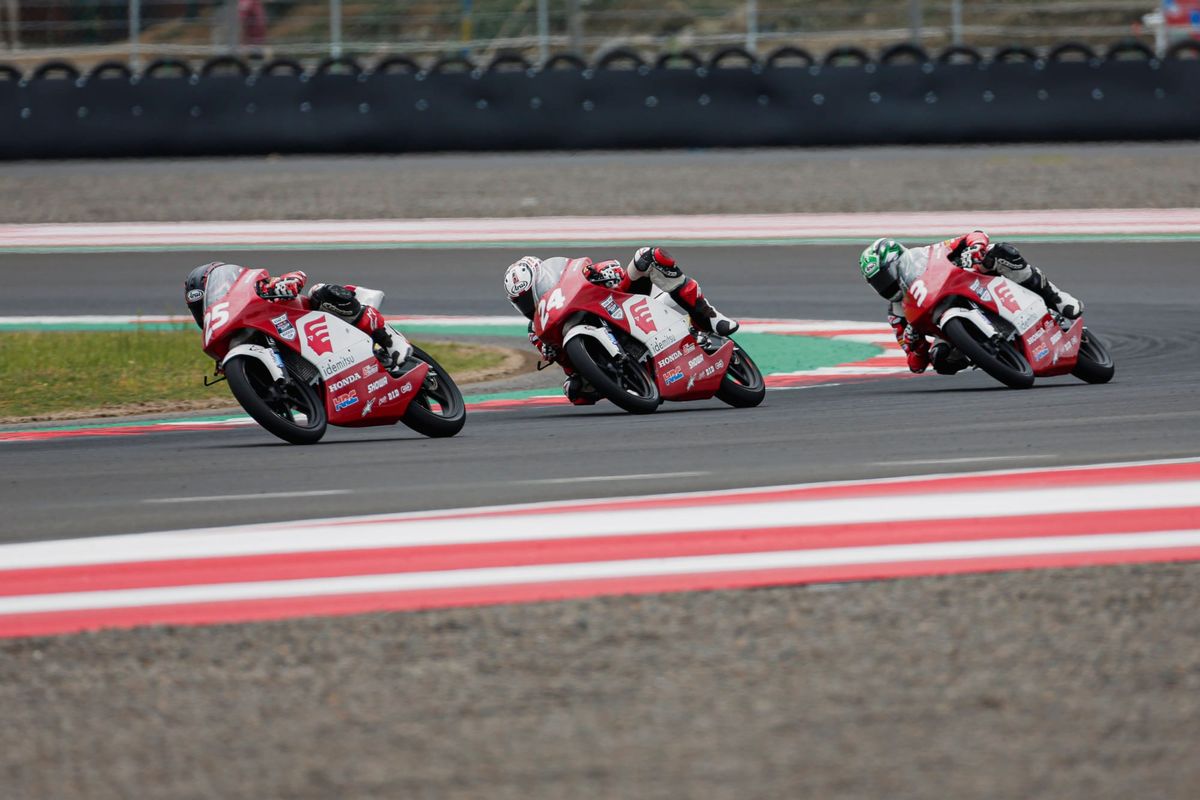 Veda Ega Pratama (#25), Reykat Yusuf Fadillah (#24), dan Fadillah Arbi Aditama (#3) saat berlaga pada Idemitsu Asia Talent Cup 2021 di Sirkuit Mandalika