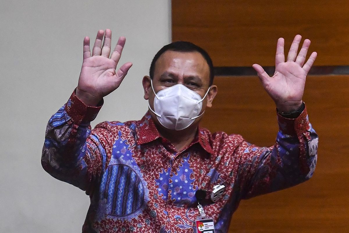 Ketua KPK Firli Bahuri melambaikan tangan sebelum menyampaikan keterangan pers tentang penahanan mantan direksi PT Dirgantara Indonesia (Persero) (PTDI) di Gedung KPK, Jakarta, Jumat (12/6/2020). KPK menahan mantan Direktur Utama PTDI Budi Santoso dan mantan Direktur Niaga Irzal Rinaldi Zailani dalam kasus dugaan korupsi kegiatan penjualan dan pemasaran pesawat PTDI tahun 2007-2017. ANTARA FOTO/Nova Wahyudi/wsj.
 *** Local Caption *** 

