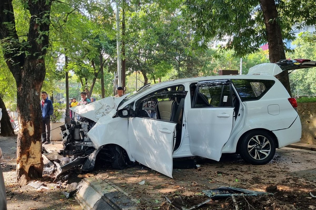 Kondisi mobil inova yang menabrak dua korban sampai menaiki trotoar Taman Indonesia Kaya Semarang, Kamis (21/9/2023).