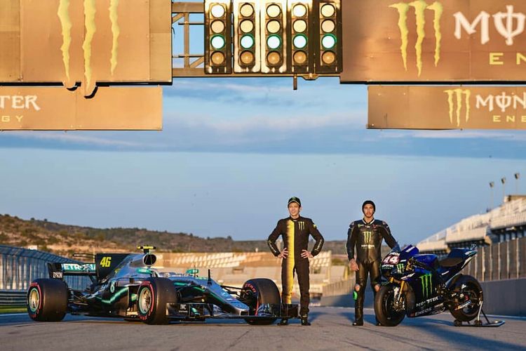 Dua legenda dari dua ajang motorsports, yakni Valentino Rossi (MotoGP) dan Lewis Hamilton (F1) turun ke lintasan dengan kendaraan yang berkebalikan di Sirkuit Ricardo Tormo, Valencia, Senin (9/12/2019).