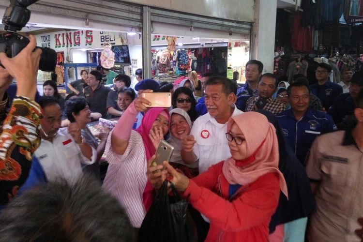 Calon gubernur Jabar Deddy Mizwar tengah melayani permintaan swafoto warga Bekasi. Pasangan Deddy Mizwar-Dedi Mulyadi ini optimistis meraih 70 persen suara di Kota Bekasi dan Kabupaten Bekasi.
