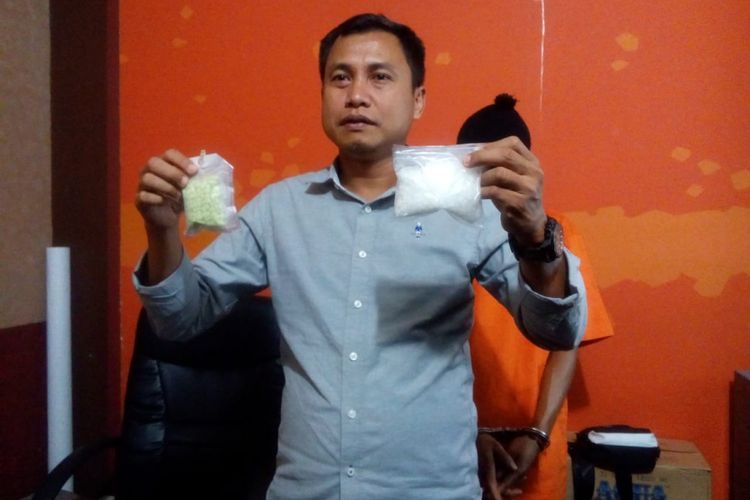 Kanit Reskrim Polsek Limapuluh Iptu Abdul Halim melihatkan barang bukti sabu dan ekstasi yang disita dari pelaku L yang diamankan petugas Ditlantas Polda Riau, Senin (7/1/2019).