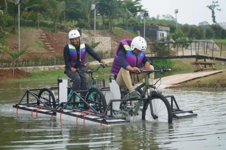 Peluncuran sepeda listrik amfibi Universitas Gunadarma. 