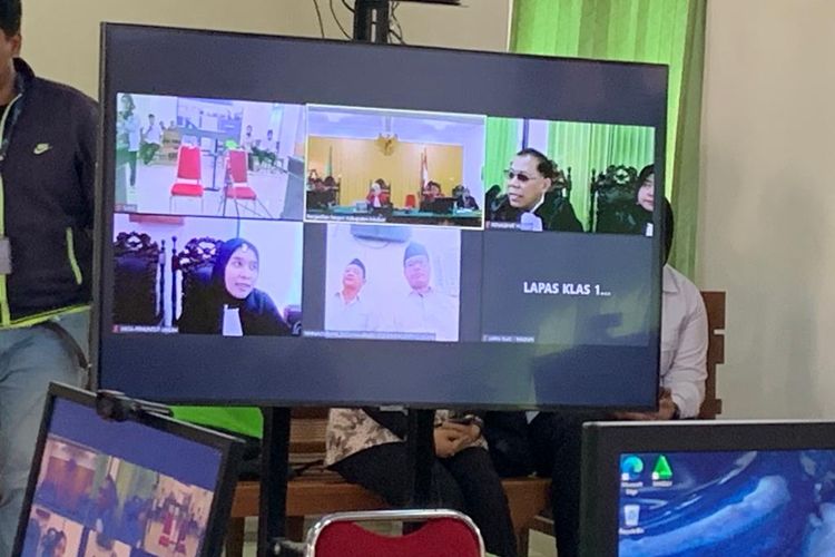 DENGARKAN TUNTUTAN—Dua terdakwa anggota Polri, Aiptu Parman Budi Santoso dan Aiptu Deddy Sukmawan mendengarkan tuntutan dari jaksa penuntut umum Kejari Kabupaten Madiun pada kasus mencarikan narkoba untuk pengedar di Pengadilan Negeri Kabupaten Madiun, Selasa (4/7/2023) siang