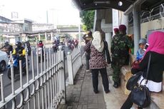Gara-gara Penutupan Jalan, Penumpang Terlantar di Halte Transjakarta
