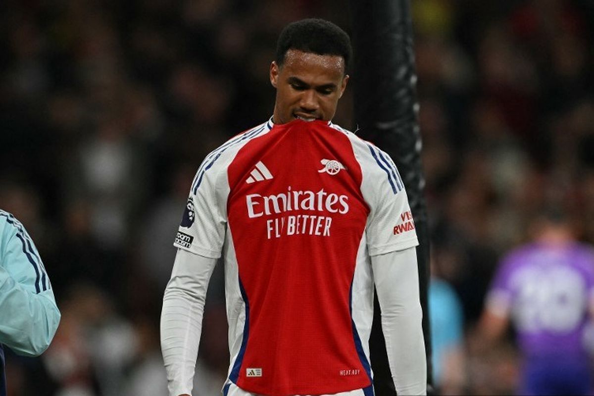 Bek Arsenal asal Brasil #06 Gabriel Magalhaes meninggalkan lapangan setelah digantikan karena cedera selama pertandingan sepak bola Liga Primer Inggris antara Arsenal dan Fulham di Stadion Emirates di London pada tanggal 1 April 2025.
