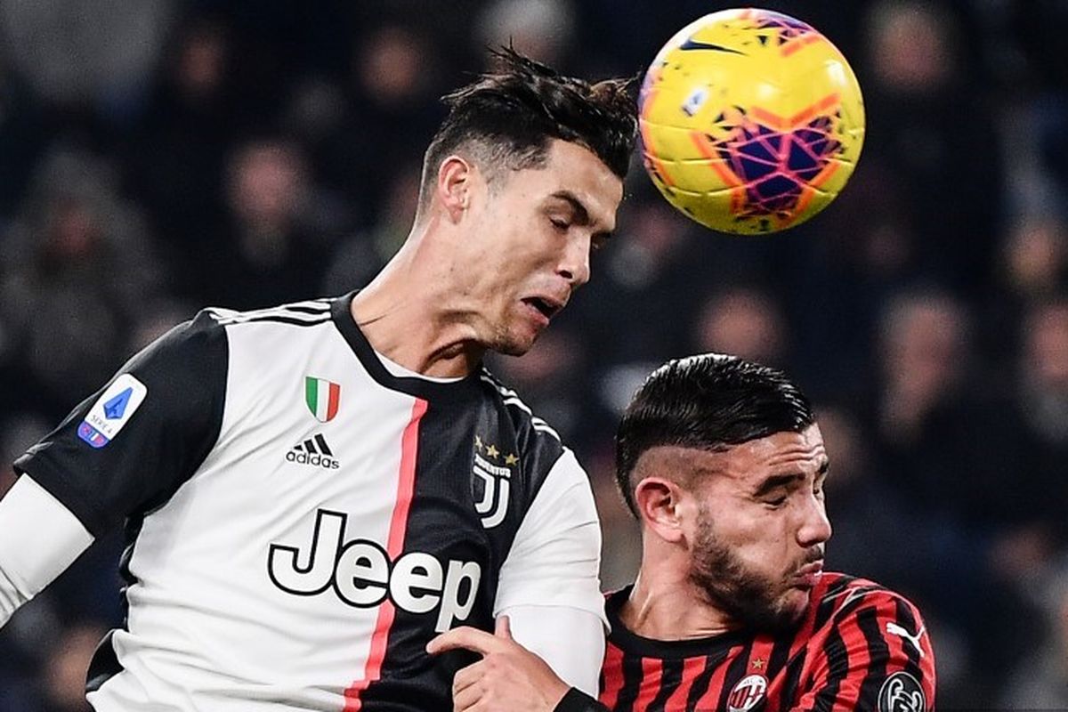 Cristiano Ronaldo berduel dengan Theo Hernandez pada pertandingan Juventus vs AC Milan di Stadion Allianz dalam lanjutan Liga Italia, 10 November 2019. 