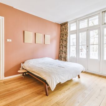 Ilustrasi kamar tidur dengan dinding warna terakota.