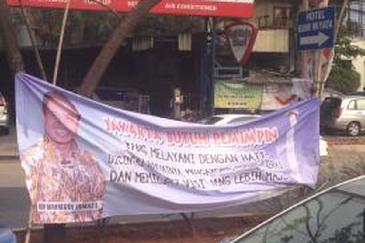 Spanduk bergambar Wali Kota Depok Nur Mahmudi dan pernyataan tentang kepemimpinan Jakarta dipasang di median Jalan Margonda Raya, Depok, depan Hotel Bumi Wiyata, Depok, Jawa Barat, Selasa (3/11/2015).