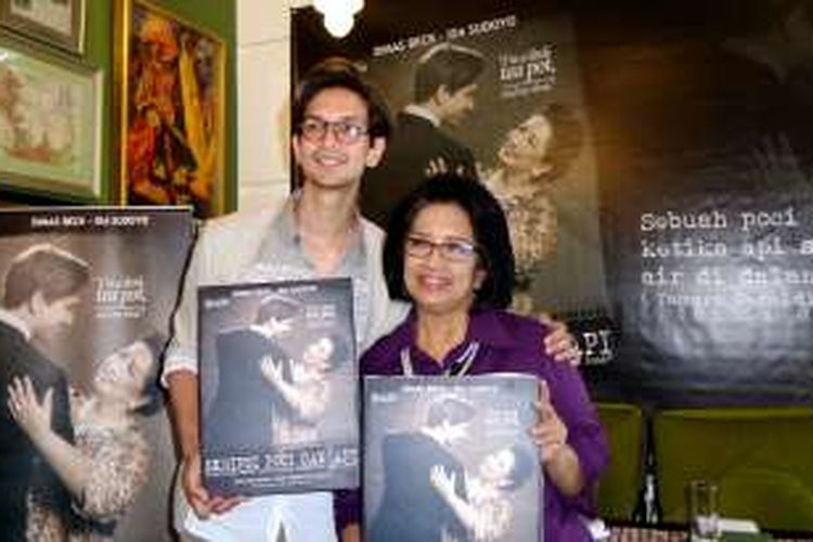 Artis peran Dimas Beck bersama sang ibu, Ida Sudoyo saat diabadikan di peluncuran buku Skripsi Poci dan Api di Lumpang Emas, Kemang, Jakarta Selatan, Kamis (22/12/2016).