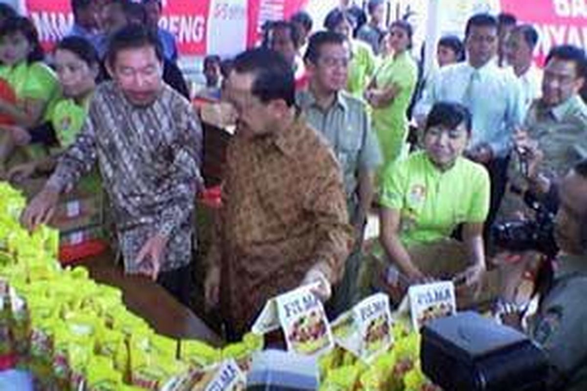 Gubernur DKI Jakarta, Fauzi Bowo langsung melayani masyarakat yang hendak menukarkan kupon minyak goreng murah, di Tanah Tinggi, Jakarta Pusat, Rabu  (27/2). 