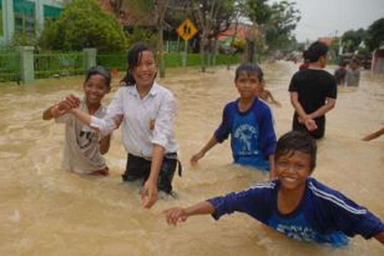 Lima sekolah di Bangkalan diliburkan karena terendam banjir, akibat hujan dua hari berturut-turut.