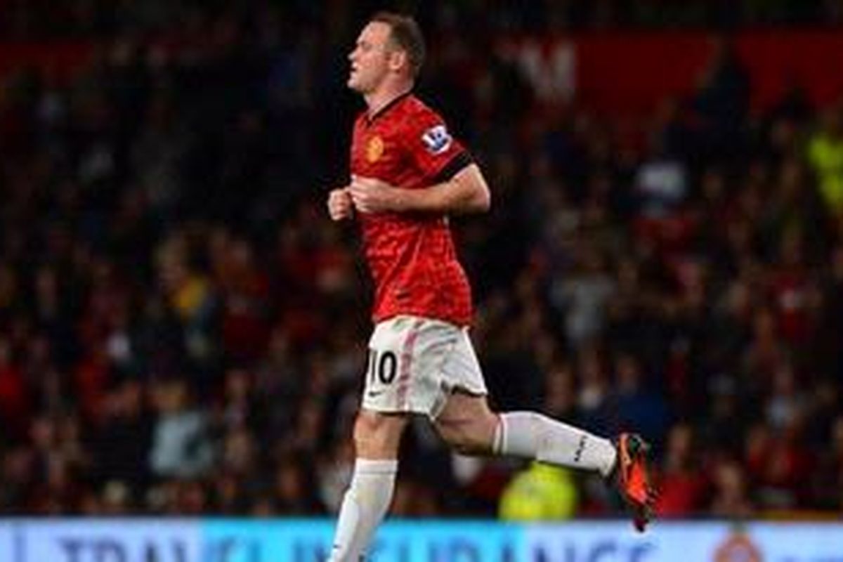Bomber Manchester United dan Inggris, Wayne Rooney, berlari setelah sembuh dari cedera sayatan paha saat timnya berlaga melawan Newcastle United di babak ketiga Piala Liga Inggris, Rabu (26/9/2012). MU akhirnya menang 2-1. 