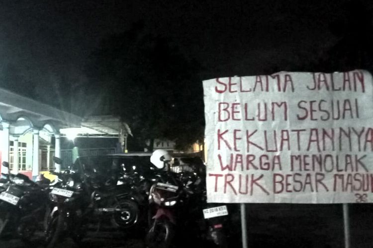 Warga Dusun Jajagan, Desa Juga, Kecamatan Kesamben, Kabupaten Blitar, memasang banner di beberapa titik berisi penolakan truk besar melintas di dusun mereka, Rabu (12/2/2025).