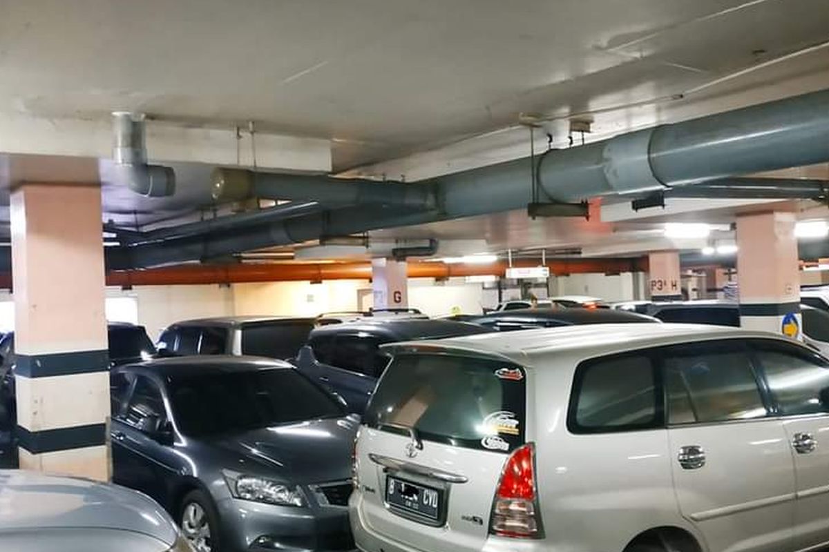 Mobil terparkir di area basement parkir, posisinya ada yang paralel dan berjajar