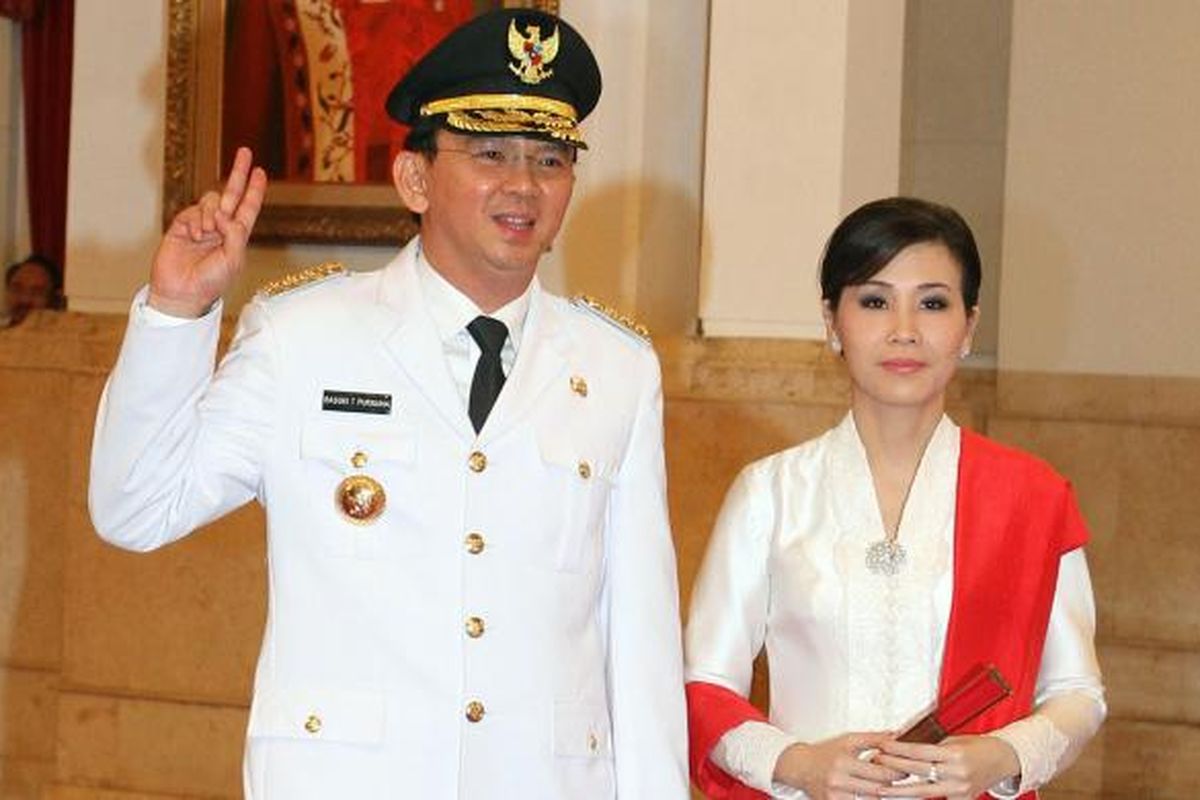 Basuki Tjahaja Purnama (kiri) bersama istrinya, Ibu Veronica Tan, berfoto sebelum acara pelantikan dirinya sebagai Gubernur DKI Jakarta dalam sisa masa jabatan 2012-2017, di Istana Negara, Jakarta, Rabu (19/11/2014). Basuki yang akrab disapa Ahok merupakan gubernur ketiga yang dilantik langsung oleh presiden setelah Ali Sadikin yang dilantik Presiden Soekarno dan Sri Sultan Hamengku Buwono X yang dilantik Presiden Susilo Bambang Yudhoyono. TRIBUNNEWS/DANY PERMANA