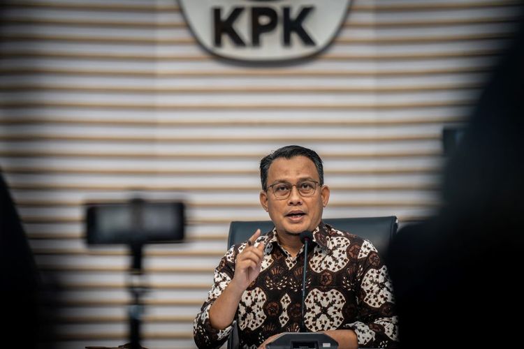 Juru bicara KPK Ali Fikri memberikan keterangan pers di Gedung Merah Putih KPK, Jakarta, Selasa (4/6/2024). Ali Fikri menyatakan tim penyidik KPK akan memanggil Sekretaris Jenderal PDI Perjuangan Hasto Kristiyanto sebagai saksi kasus suap terkait PAW anggota DPR RI Dapil Sumsel I Fraksi PDIP periode 2019-2024 Harun Masiku pada pekan depan. ANTARA FOTO/Bayu Pratama S/tom.