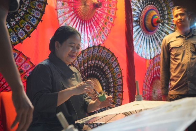 Ketua DPR RI Puan Maharani mencoba melukis di atas payung khas Juwiring.