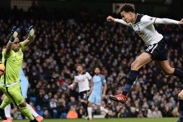 Gelandang Tottenham Hotspur, Dele Alli (2 dari kanan), melompat untuk menyundul bola sehingga mencetak gol ke gawang Manchester City yang dikawal Claudio Bravo (kiri), dalam pertandingan Premier League di Stadion Etihad, Manchester, Sabtu (21/1/2017).
