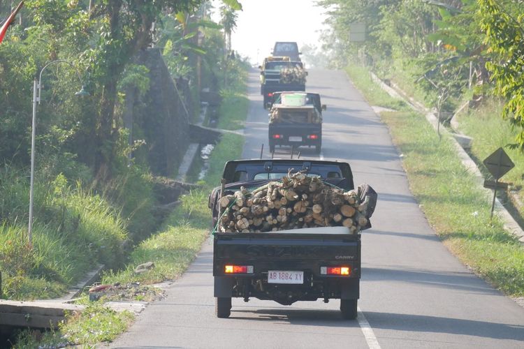 Suzuki Carry mudah melintasi jalan menanjang yang panjang