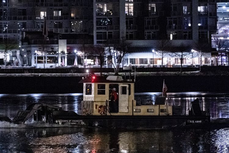 Operasi pencarian dan penyelamatan oleh tim SAR setelah pesawat American Airlines jatuh di Sungai Potomac usai bertabrakan dengan helikopter Black Hawk di dekat Bandara Nasional Ronald Reagan, Washington DC, Rabu (29/1/2025) malam waktu setempat.