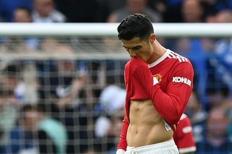 Cristiano Ronaldo tampak sangat kecewa di tengah pertandingan pekan ke-36 Liga Inggris yang mempertemukan Brighton vs Man United di Amex Stadium, Minggu (8/5/2022) dini hari WIB. Ronaldo yang ingin meninggalkan Man United mendapat penolakan dari fans Atletico Madrid.