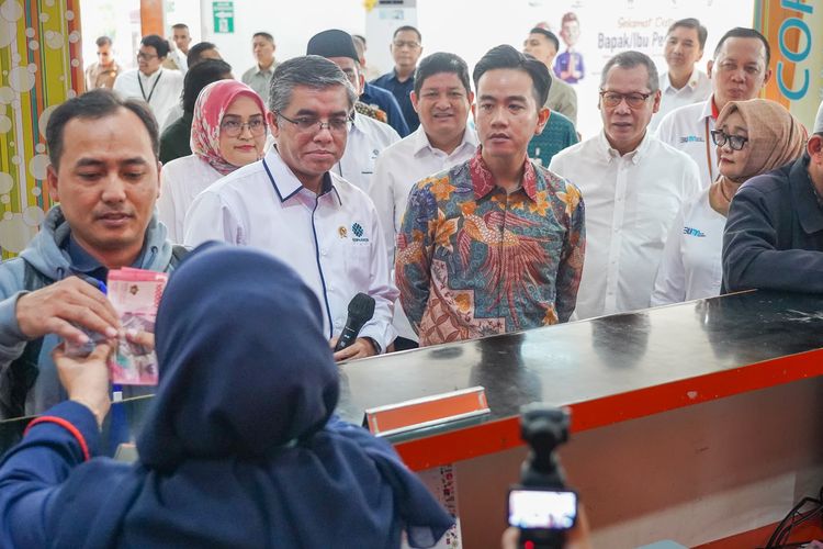 Wakil Presiden (Wapres) RI Gibran Rakabuming Raka didampingi Menteri Ketenagakerjaan (Menaker) Yassierli meninjau pelaksanaan Bantuan Subsidi Upah (BSU) 2025 di Kantor Pos KCU Jakarta Flora, Jalan RS Fatmawati, Jakarta Selatan, Kamis (17/7/2025). 
