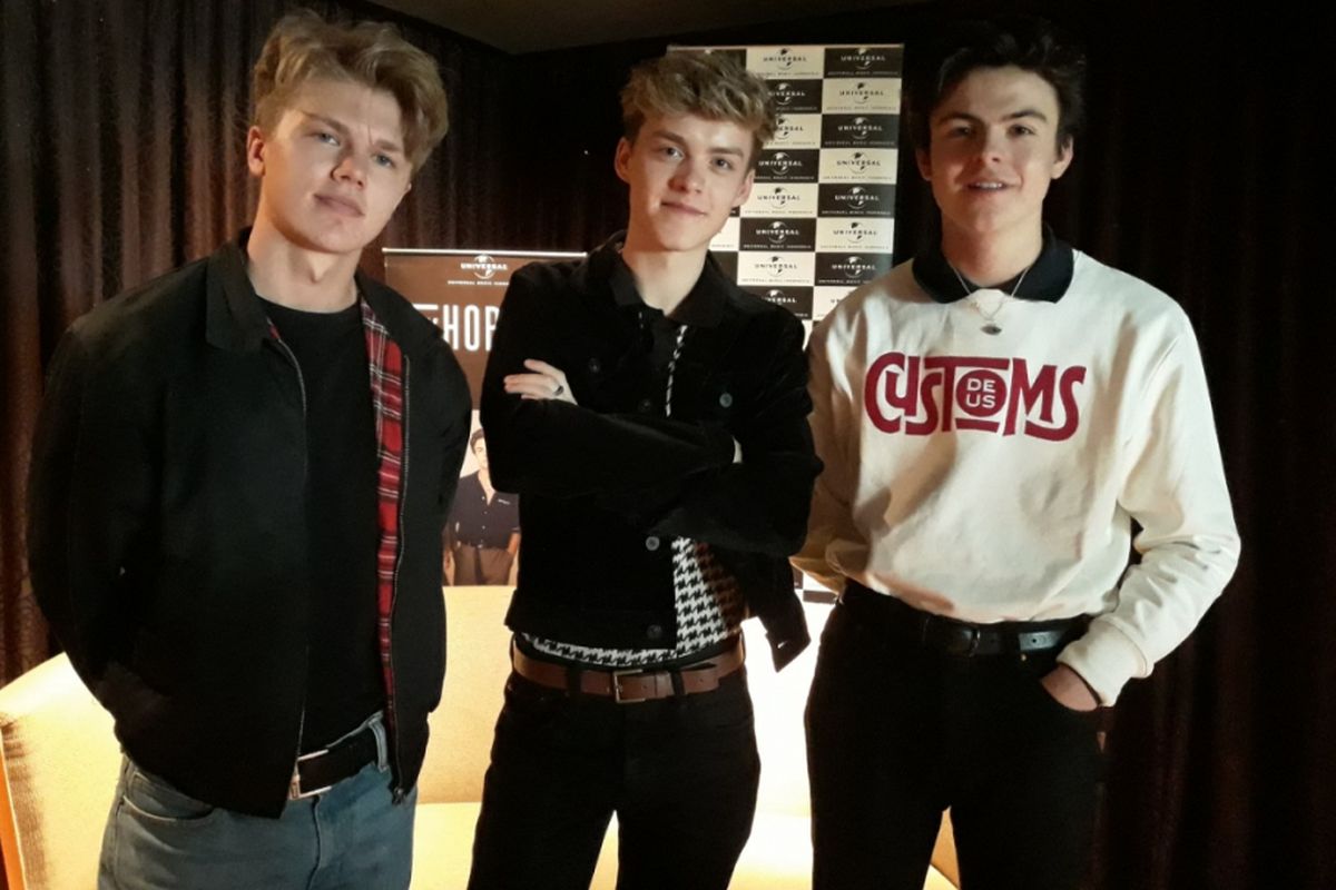 Para personel New Hope Club terdiri dari George Smith (kiri), Reece Bibby (tengah), dan Blake Rochardson (kanan) usai berbincang dengan Kompas.com di Hotel Mandarin Oriental, Jakarta Pusat, Selasa (9/10/2018).