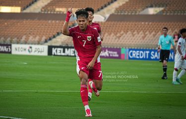 Penyerang Timnas U17 Indonesia, Zahaby Gholy, merayakan gol ke gawang Yaman. Partai Grup C Piala Asia U17 2025 Timnas U17 Indonesia vs Yaman digelar di Stadion Prince Abdullah Al Faisal, Jeddah, Arab Saudi, pada Senin (7/4/2025) malam WIB.