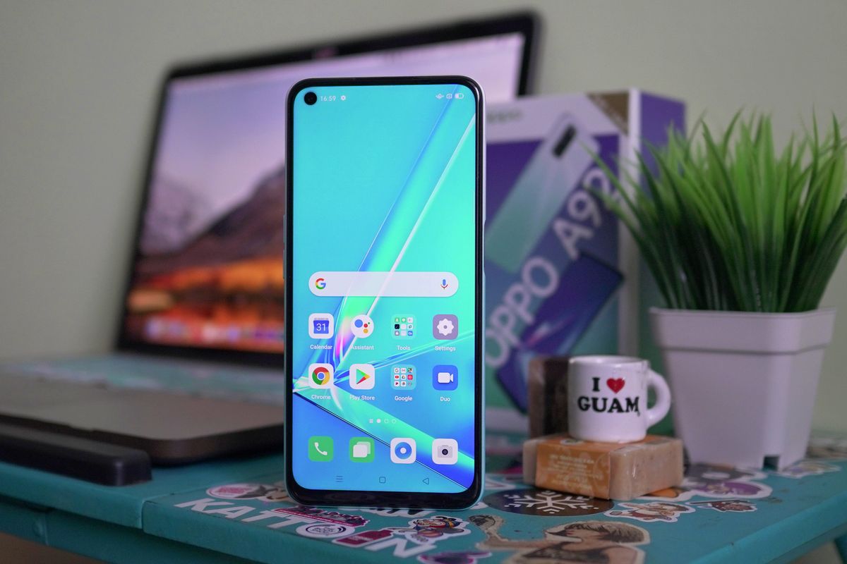 Tampilan muka Oppo A92 yang lebih segar dibanding seri A Oppo sebelumnya. Tidak ada notch melainkan lubang kamera di pojok kiri atas.