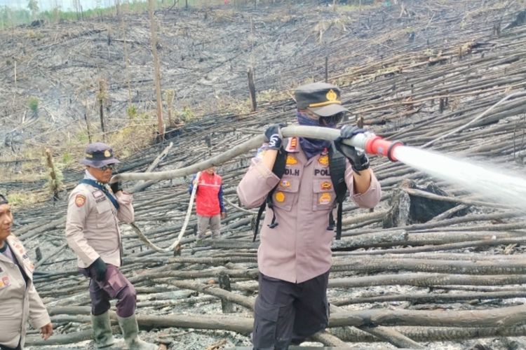 Jalan Semak, Tak Ada Air dan Angin Kencang: Perjuangan Polisi Padamkan Api di Hutan Tesso Nilo