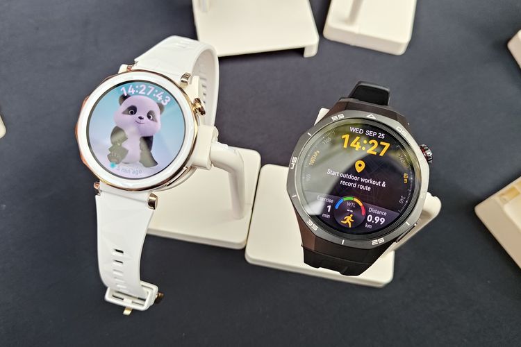 Huawei Watch GT 5 Pro menampilkan ilustrasi fitur Wellbeing Assistant dengan animasi panda (kiri)