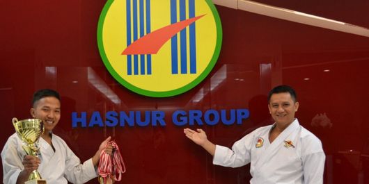 Juara dunia karate asal Indonesia, fauzan (kiri) mendapat beasiswa pendidikan dari Hasnur Group. 

