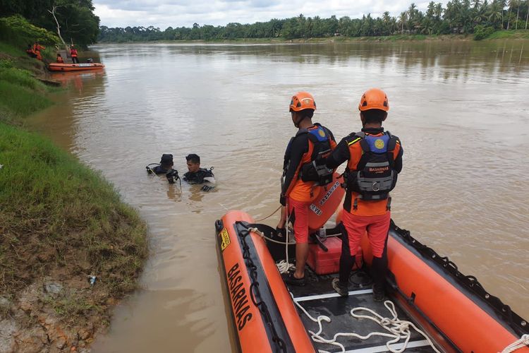 Regu penyelam sedang mencari korban tenggelam di dasar Sungai Batanghari, Jumat (7/7/2023)