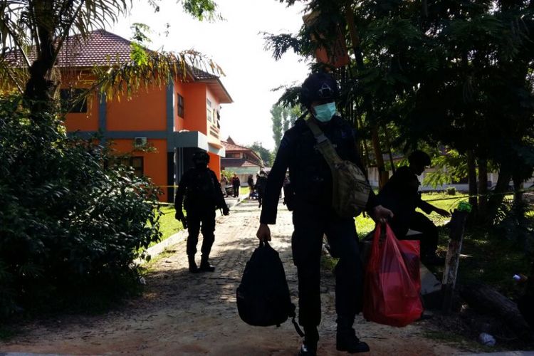 Petugas membawa sejumlah barang yang diambil dari dalam gedung gelanggang mahasiswa Universitas Riau, Sabtu (2/6/2018).