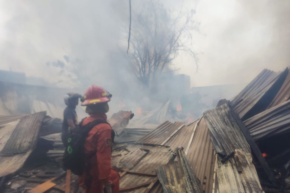 Petugas pemadam kebakaran saat berjibaku memadamkan api di Jalan H Alimin, Kelurahan Kapuk, Cengkareng, Minggu (18/9/2022). Dugaan sementara, nyala api berasal dari warga yang membakar sampah. 