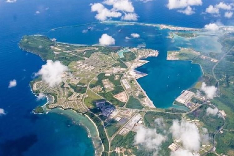 Fasilitas militer AS di pulau Guam meliputi pangkalan angkatan laut, pangkalan angkatan udara, dan sebuah rumah sakit.