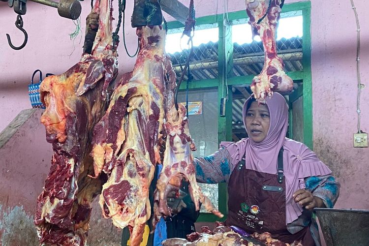 Penjual daging di Pasar Kolpajung Pamekasan mengeluh sepinya pembeli sejak merebaknya Penyakit Mulut dan Kuku (PMK). Bahkan banyak penjual yang menutup lapaknya.