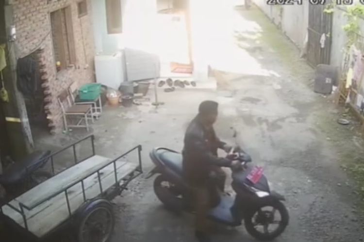 Video CCTV yang merekam aksi seorang ASN inisial EK mencuri sepeda motor berplat merah dari rumah lurah di Kota Binjai.