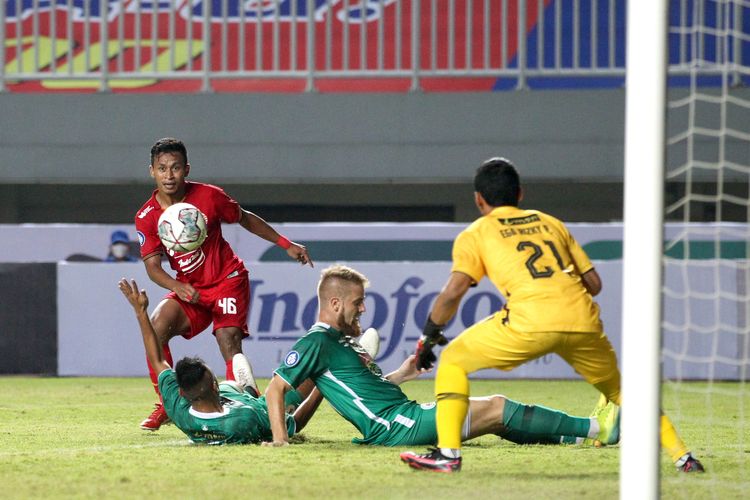 Pemain Persija Jakarta Osvaldo Haay menendang bola ke gawang PS Sleman pada pekan 1 Liga 1 2021-2022 yang berakhir dengan skor 1-1 di Stadion Pakansari Bogor, Minggu (5/9/2021) malam. 