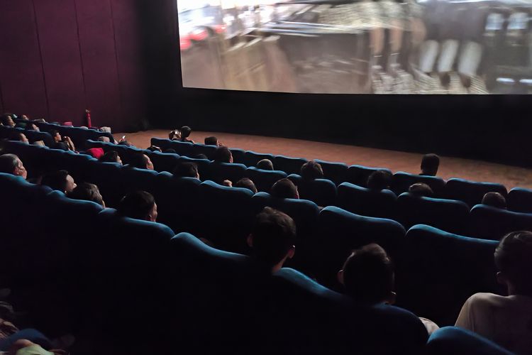 Rano Karno Nonton Film Bareng Petugas Damkar dan PPSU, Listrik Sempat Mati Saat Film Diputar