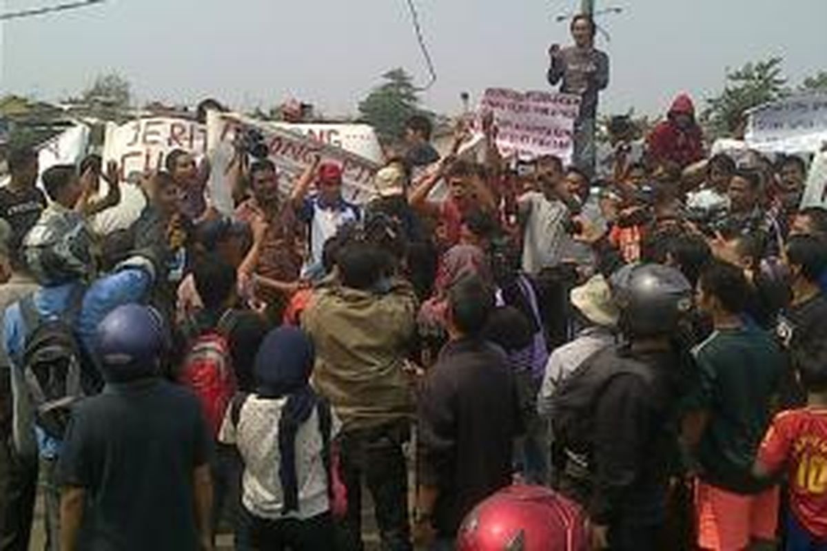 Aksi demo para pedagang Pasar Gembrong, Jakarta Timur, Jumat (13/9/2013).