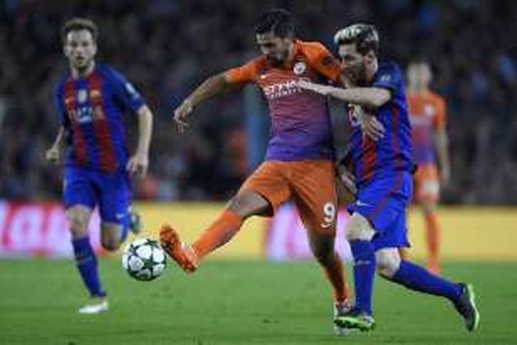 Gelandang Manchester City, Nolito (tengah), berduel dengan penyerang FC Barcelona, Lionel Messi (kanan), di Stadion Camp Nou, Rabu (19/10/2016).